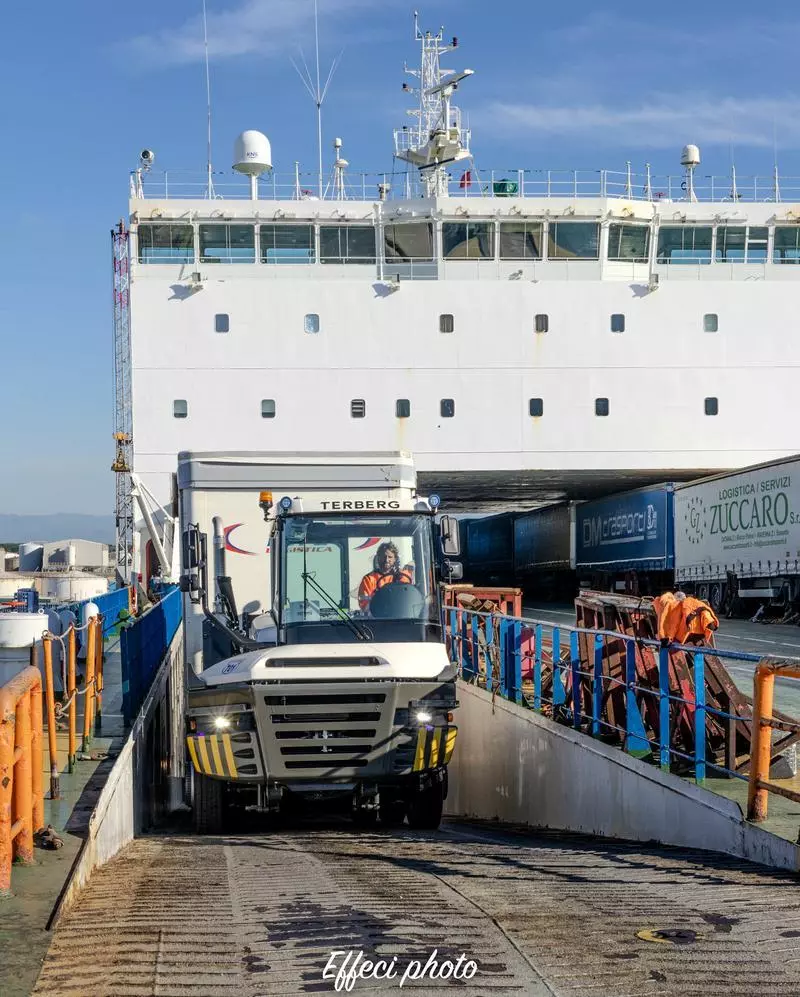 PORT RORO TRACTORS